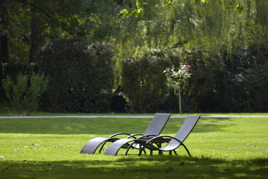 Détente dans le parc du Château de Vault de Lugny, hôtel de luxe en Bourgogne idéal pour un week-end près de Vézelay